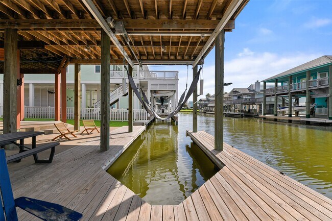 Building Photo - 22101 Guadalupe Dr
