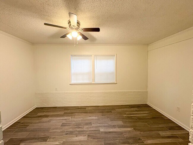 Building Photo - Updated 3 bedroom, 1 bathroom near Quince and Perkins