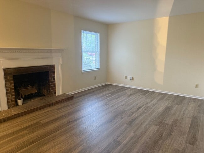 Building Photo - Adorable 3 Bedroom 1.5 Bath Off Regents Park Lane