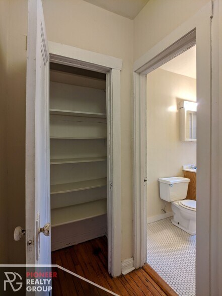 Building Photo - 1202 W Wellington Ave