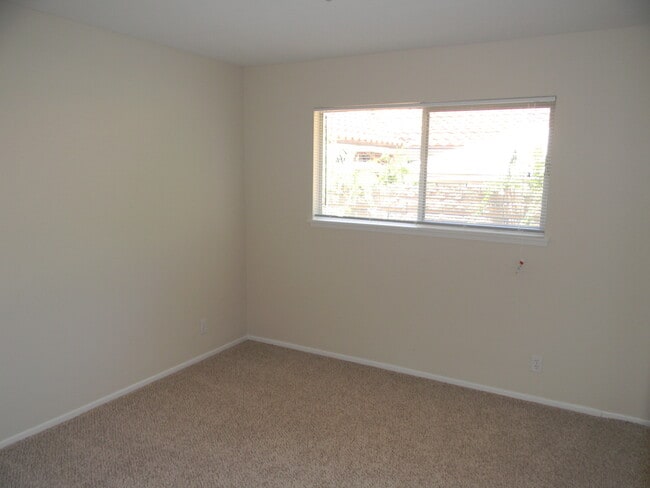 Building Photo - 1404 E Sycamore Ave