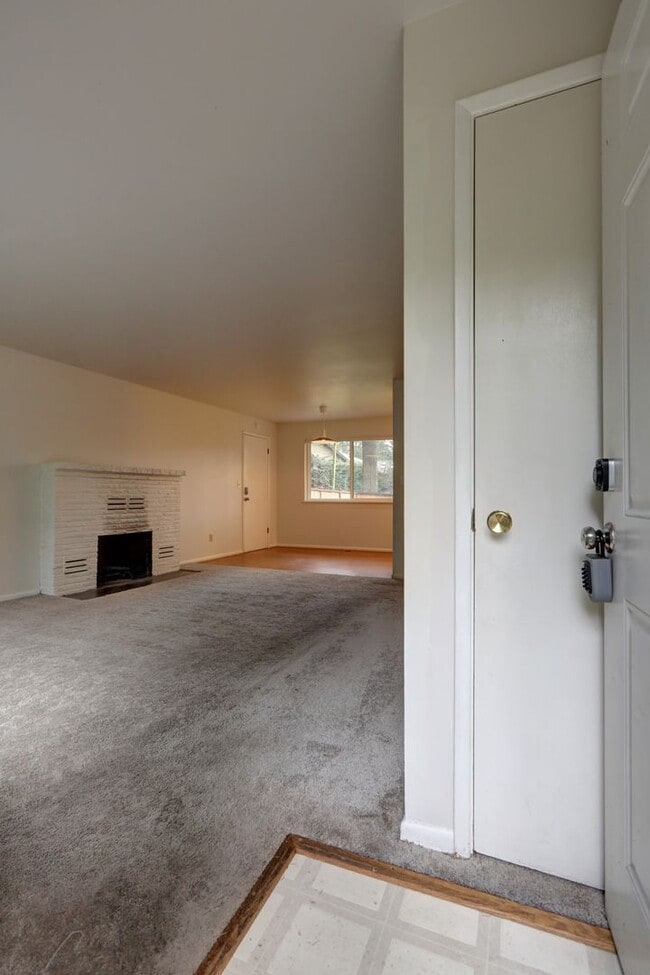 Building Photo - Classic Bellevue 3bd, 1.5ba Rambler Located in Perfect Enatai Location!