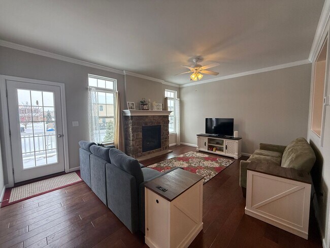 Building Photo - 3 bedroom 2.5 bathroom townhome for rent