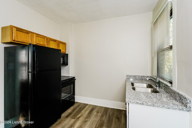 Building Photo - 2133 W Lee St