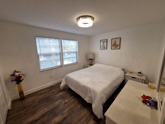 Building Photo - Second Floor Annual rental available now in the 55+ condominium community of Cedar Woods.