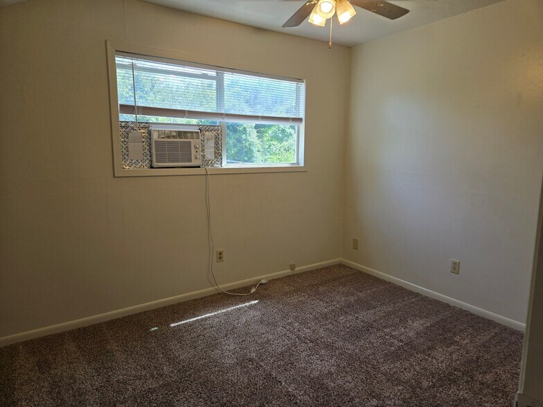 Building Photo - 1204 Holik Dr
