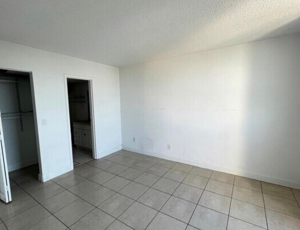 Building Photo - 13499 Biscayne Blvd