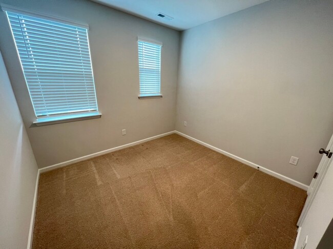 Building Photo - Spacious, Like-New Townhome with Premium F...