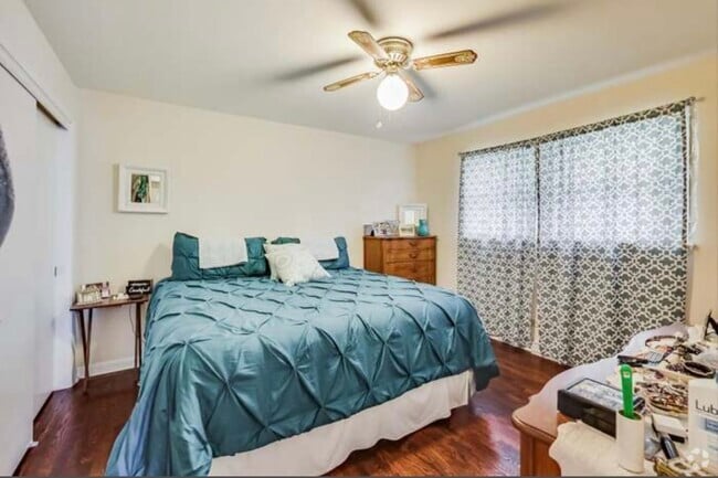Building Photo - 2800 Manor Ln