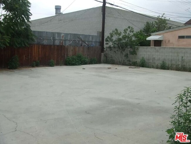 Building Photo - 6946 Simpson Ave