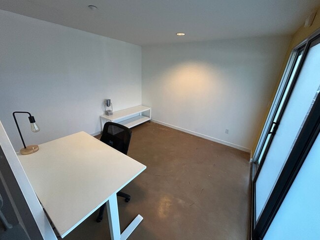 Building Photo - $1,000 OFF FIRST MONTH'S RENT!! Spacious 3 bedroom / 2.5 Bath Apartment in Emeryville, CA.