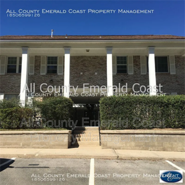 Primary Photo - 105 Country Club Dr
