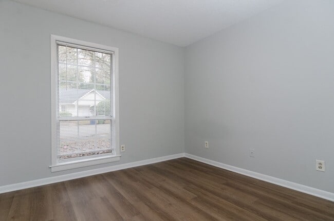 Building Photo - 818 Varsity Dr