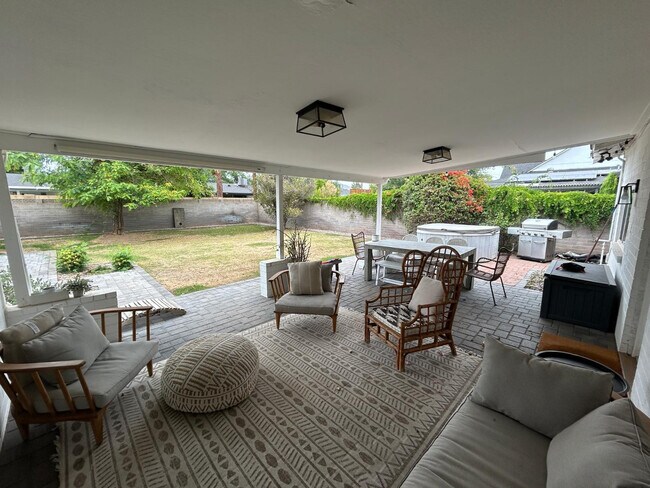 Building Photo - 4016 E Avalon Dr
