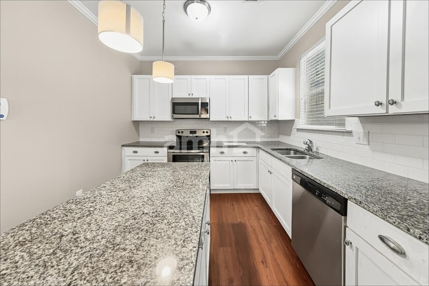 Building Photo - 2049 Greenfern Ct