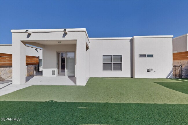 Building Photo - 320 S Manzanita Dr