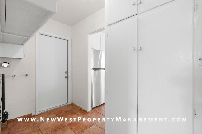 Building Photo - Recently Renovated University Heights 2 Bed 1 Bath with 2 off-street parking spaces! Pet OK!