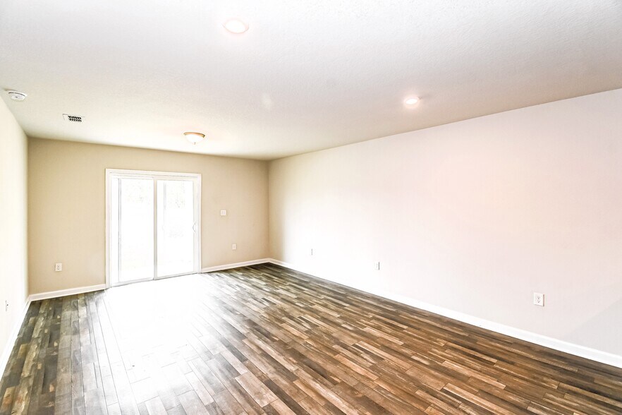 Building Photo - 45327 Red Brick Dr