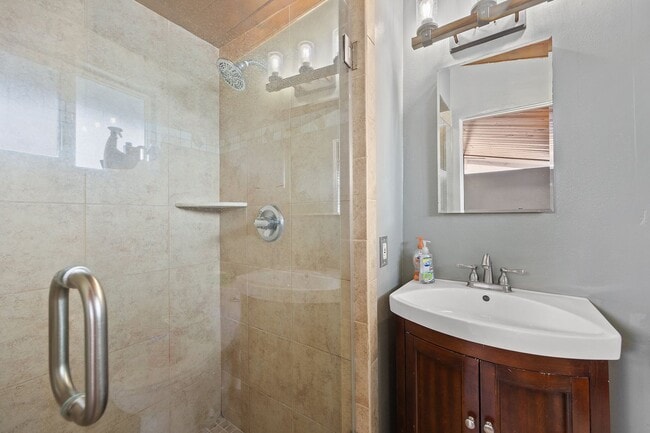 Building Photo - Adorable 3 Bedroom 2 Bathroom Single Story Family Home