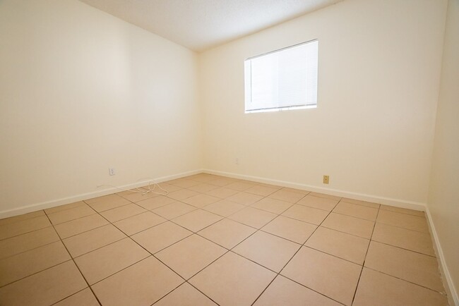Building Photo - 3 Bedroom, 2 Bath Home, 1 Car Garage, Large Fenced Yard!