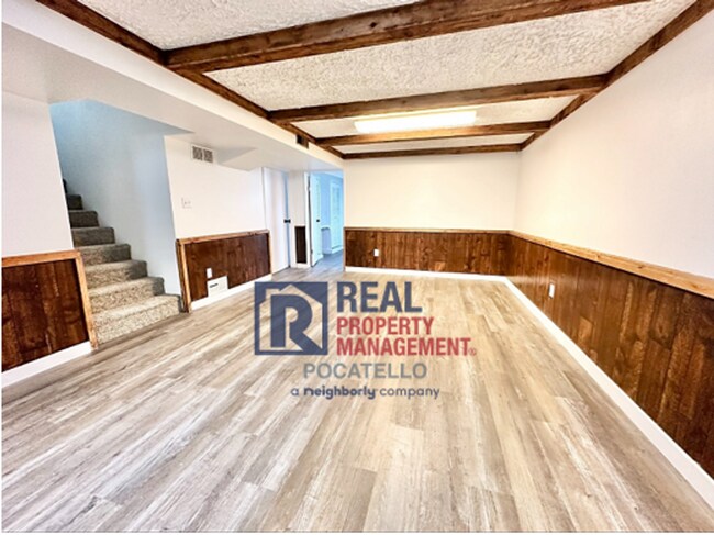 Building Photo - MOVE IN SPECIAL - 4 Bed 2 Bath House - PET...