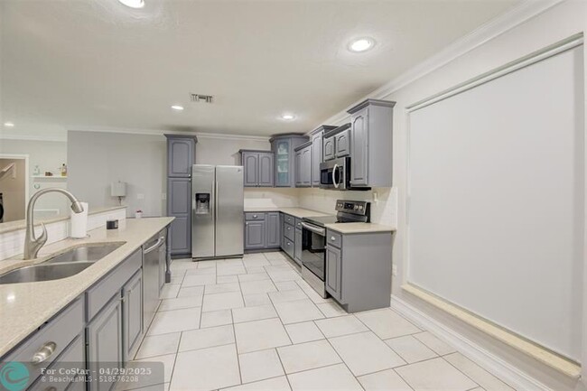 Building Photo - 9200 SW 51st Pl