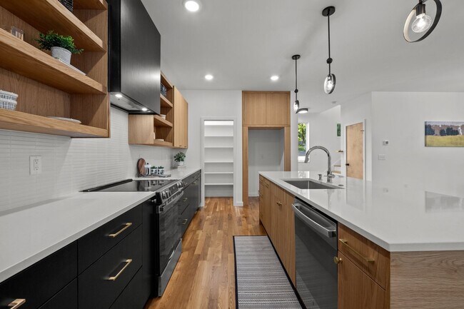 Building Photo - Stunning New Construction Home in the Hear...