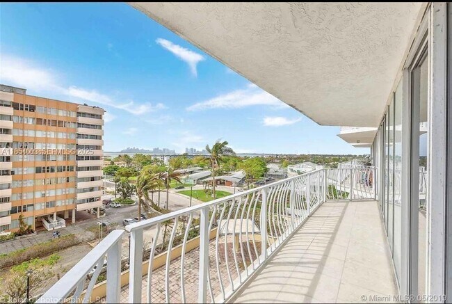 Building Photo - 7601 E Treasure Dr