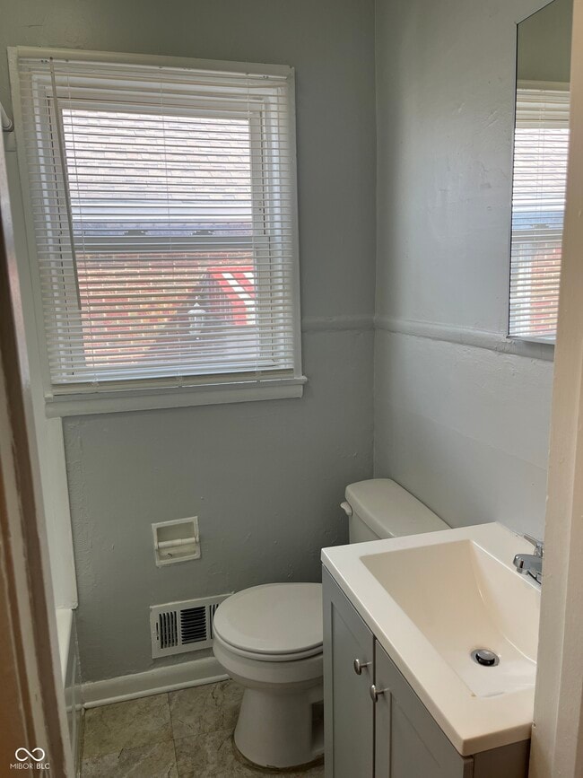 Building Photo - 628 N Oxford St