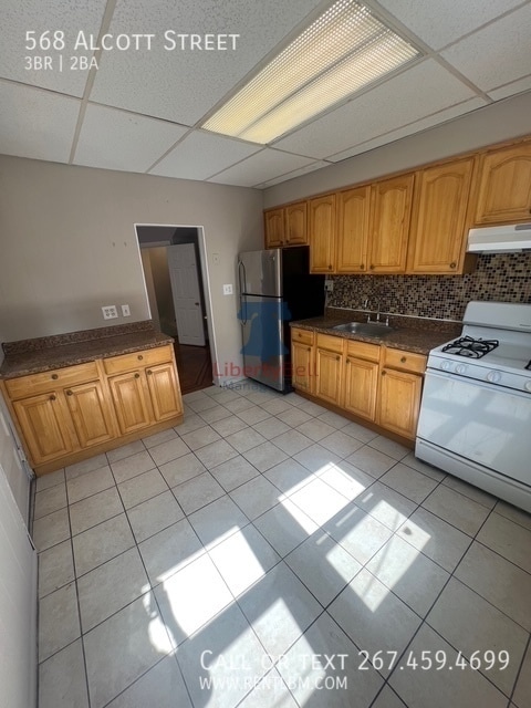 Building Photo - 568 Alcott St