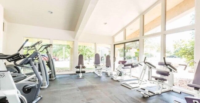 Building Photo - 4 Bedroom home on Oasis Dr