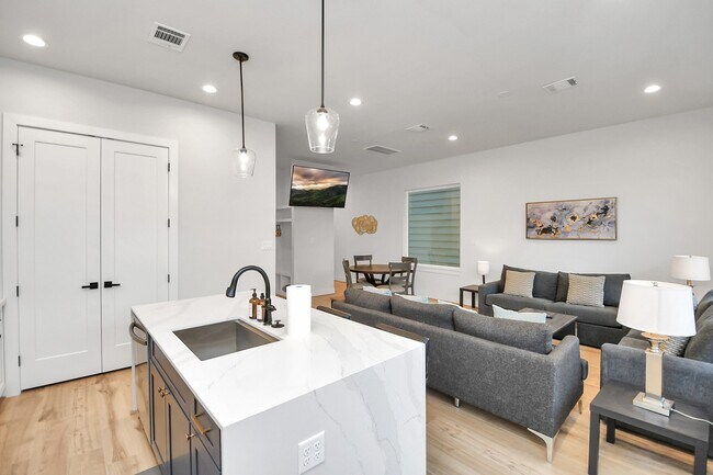 Building Photo - 6115 Campos Dr