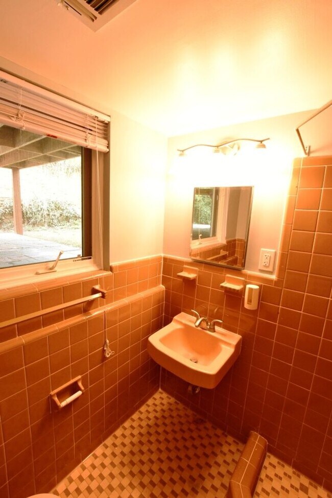 Building Photo - Awesome 4BR, 3BA Close In Bethesda Home With 2 Car Garage!!!