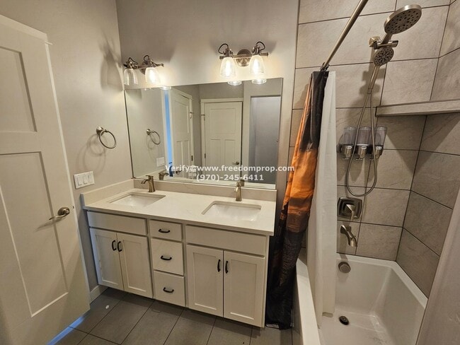 Building Photo - Beautiful Furnished 2bed 2.5 bath Townhome...