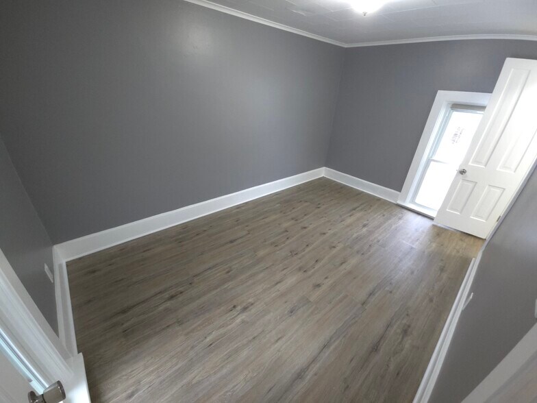 Building Photo - 10906 N Woodstock St