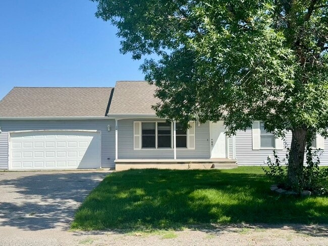 Building Photo - 5 bedroom 3 bath home in Belgrade with attached double garage