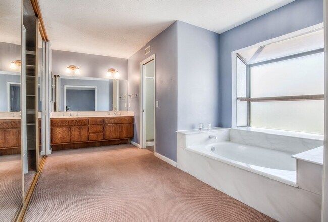 Building Photo - 4546 E Blue Jay Ave