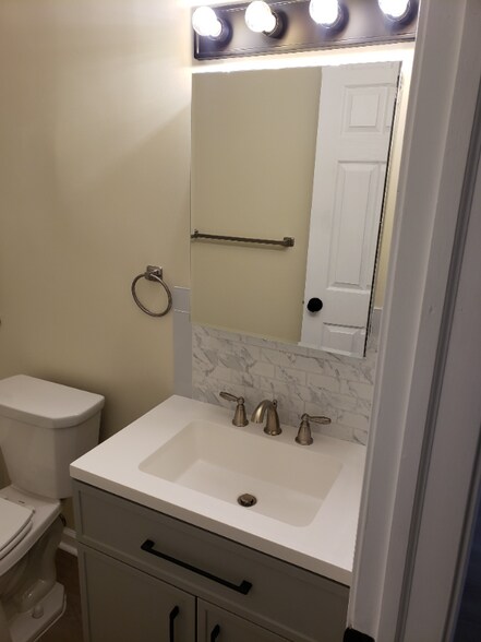 Building Photo - 1119 Farnsworth Ave