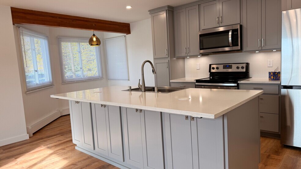 Open concept - 3001 E 42nd Ave
