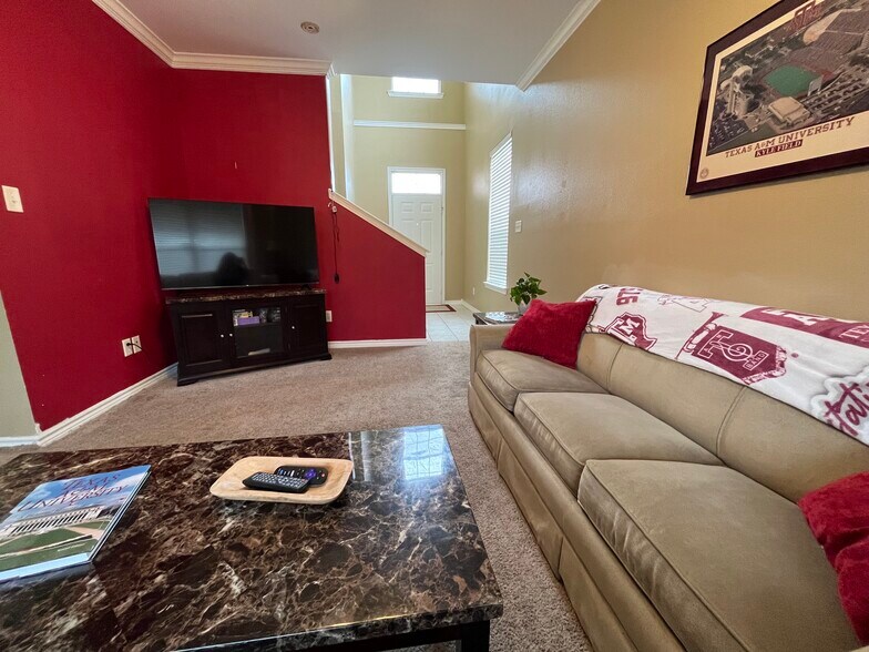 Large Living Area Open to Front Entryway! - 1425 W Villa Maria Rd
