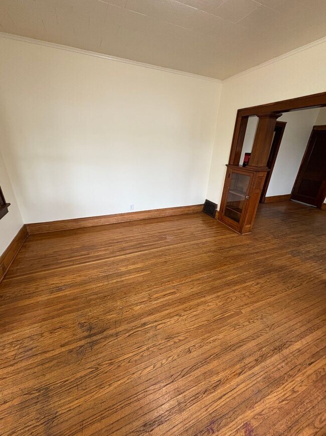 Building Photo - !HALF OFF FIRST MONTHS RENT! 3 Bedroom Single Family Home