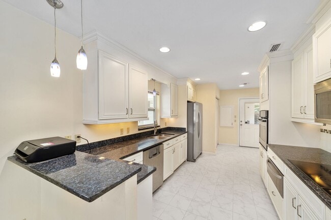 Building Photo - Beautiful 3/2 in Forest Ridge