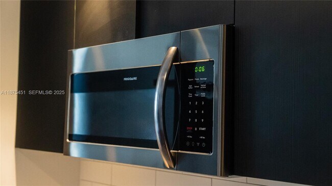 Building Photo - 398 NE 5th St