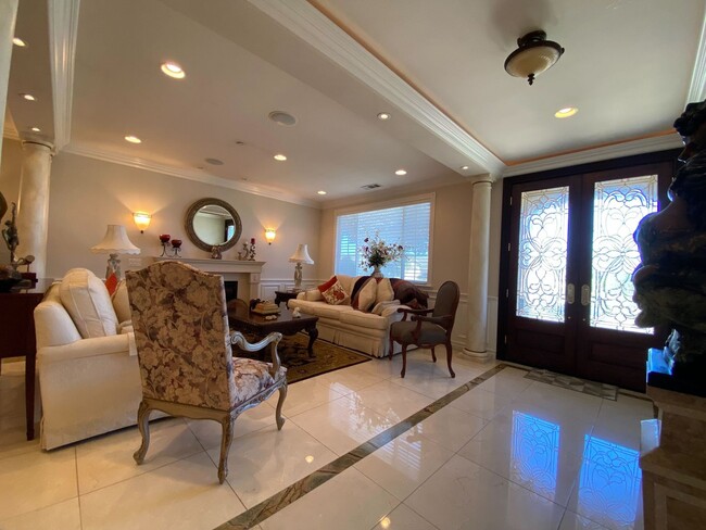 Building Photo - Gorgeous, Luxury and Furnished 3 bed 3 bat...