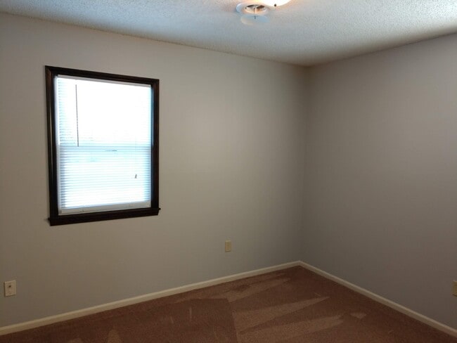 Building Photo - 2 Bedroom Duplex located on East Side of MHK!