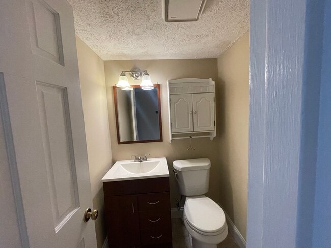 Building Photo - Old Forest Rd Area Townhouse