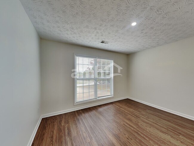 Building Photo - 18 Ludwick Ln