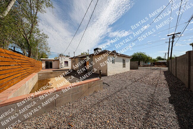 Building Photo - 2047 E Virginia Ave