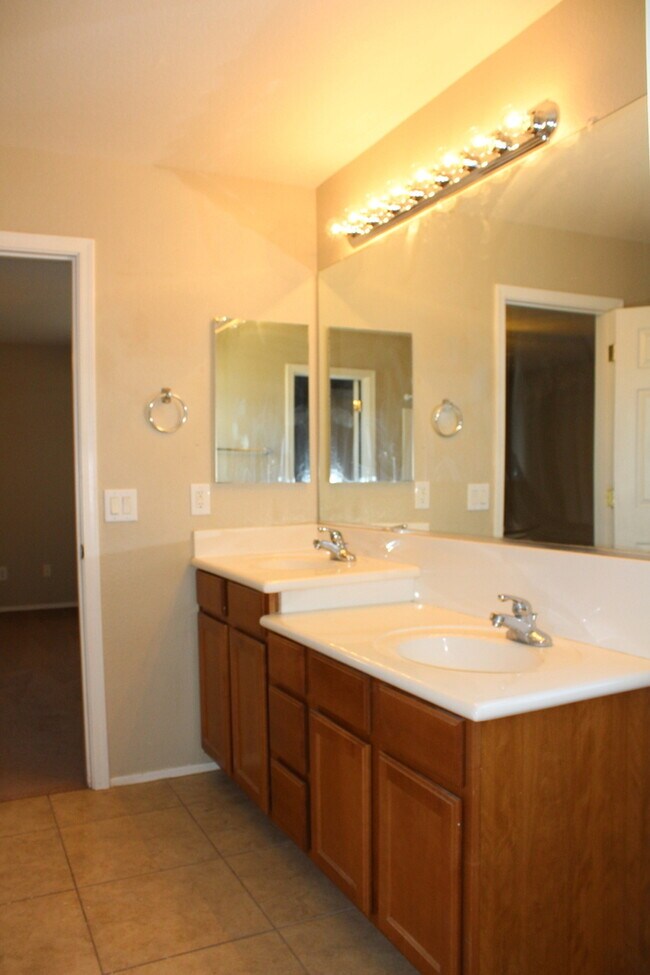 Building Photo - Beautiful 4 bedroom 2.5 bath home located ...