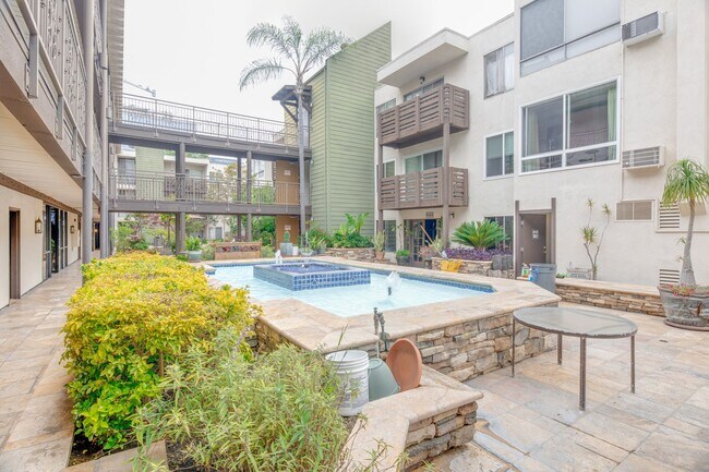 Building Photo - 1 Bedroom / 1 Bathroom Rear Condo Unit